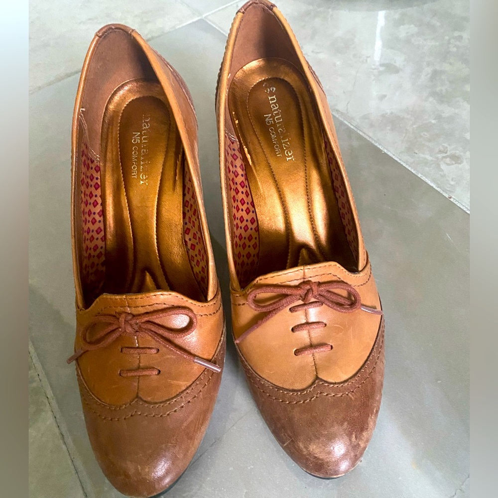 Naturalizer’s 2 tone block heels in brown leather. 3.5” heel.
